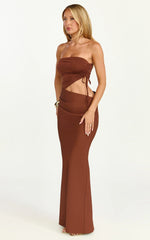 Vestido maxi Fergie - Vestido ajustado sin tirantes con fruncido lateral y aberturas en color marrón castaño