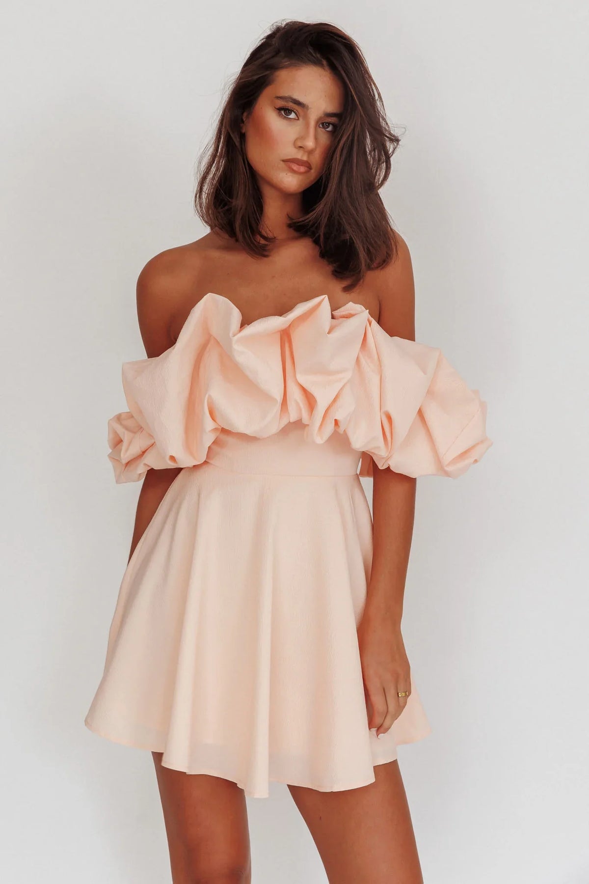 Minivestido Kailynn sin hombros de corte A color rosa empolvado