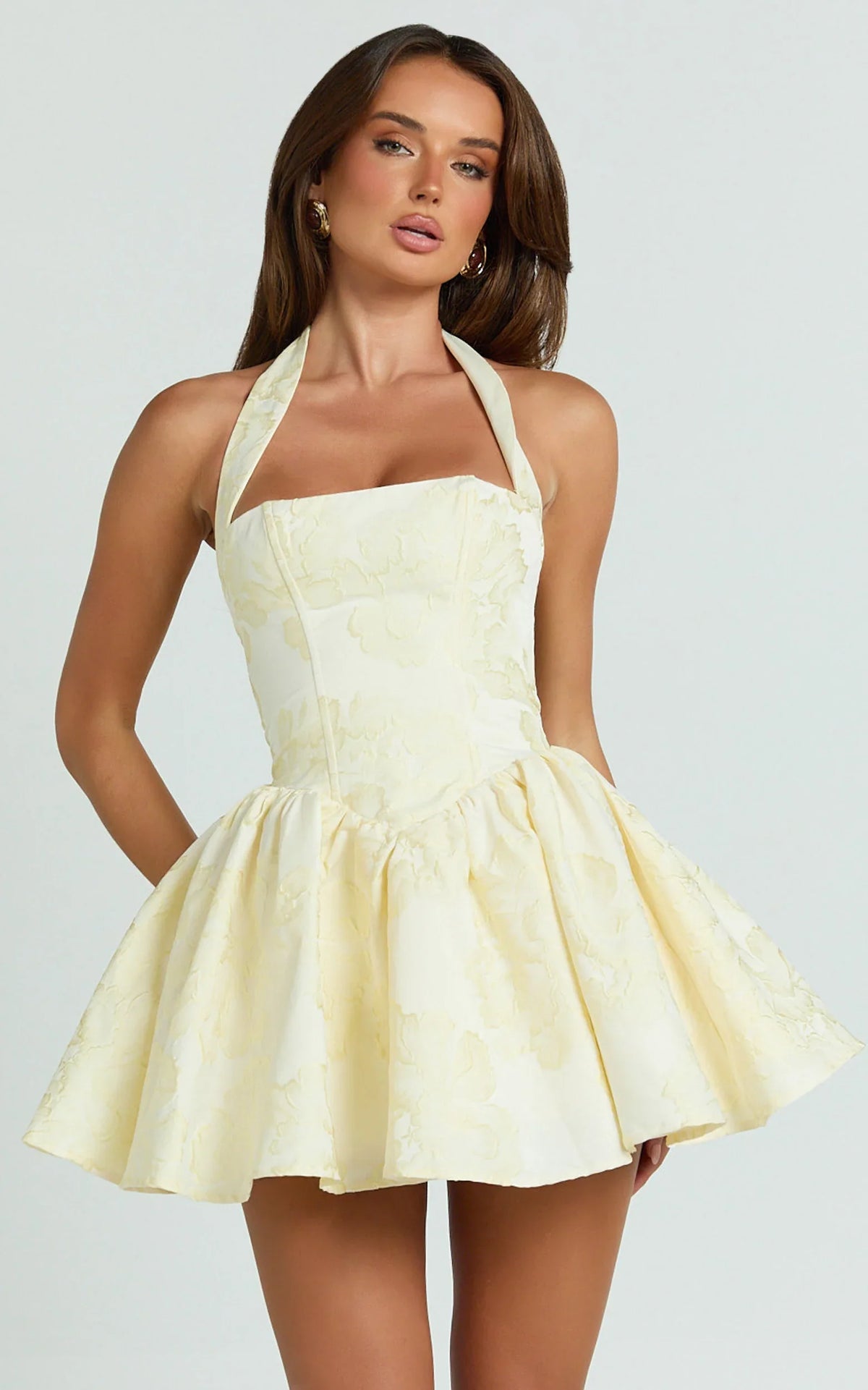 Minivestido Maddy - Vestido entallado y con vuelo con cuello halter cuadrado en color limón