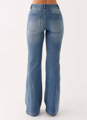 Tomi Bootleg Jeans em Denim - Azul Vintage