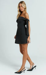 Minivestido Cecilia - Vestido con detalle de lazo y hombros descubiertos en negro