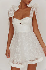 Vestido Curto Oliana com Recortes e Alças Atadas Branco