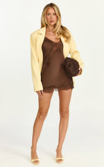 Top Ava - Camisola Longa com Acabamento em Renda na Cor Chocolate
