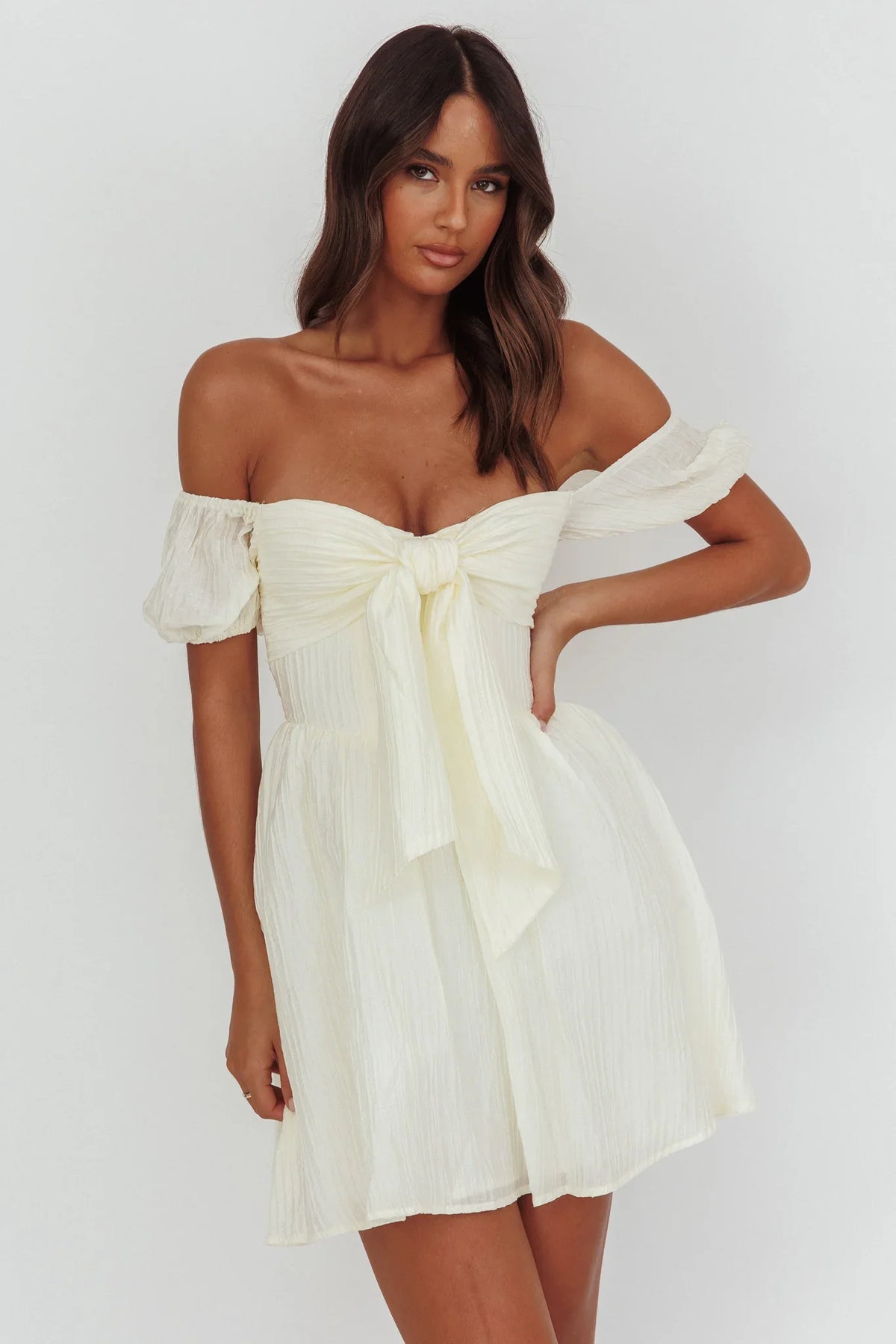 Minivestido con hombros descubiertos Perfect Worlds en marfil texturizado