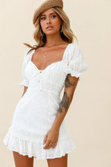 Vestido Hayden de manga farol con bordado de ojetes, color blanco