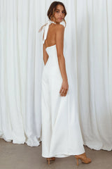 Recuerda este mono blanco de pernera ancha con cuello halter