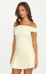 Minivestido Daisy - Vestido com Saia Plissada Franzida de Ombro a Ombro em Creme