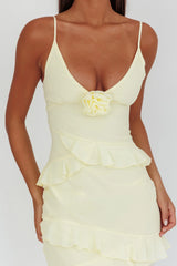 Vestido maxi Marlie con volantes y roseta color mantequilla