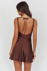 Minivestido con cuello desbocado y espalda abierta Brigid Chocolate