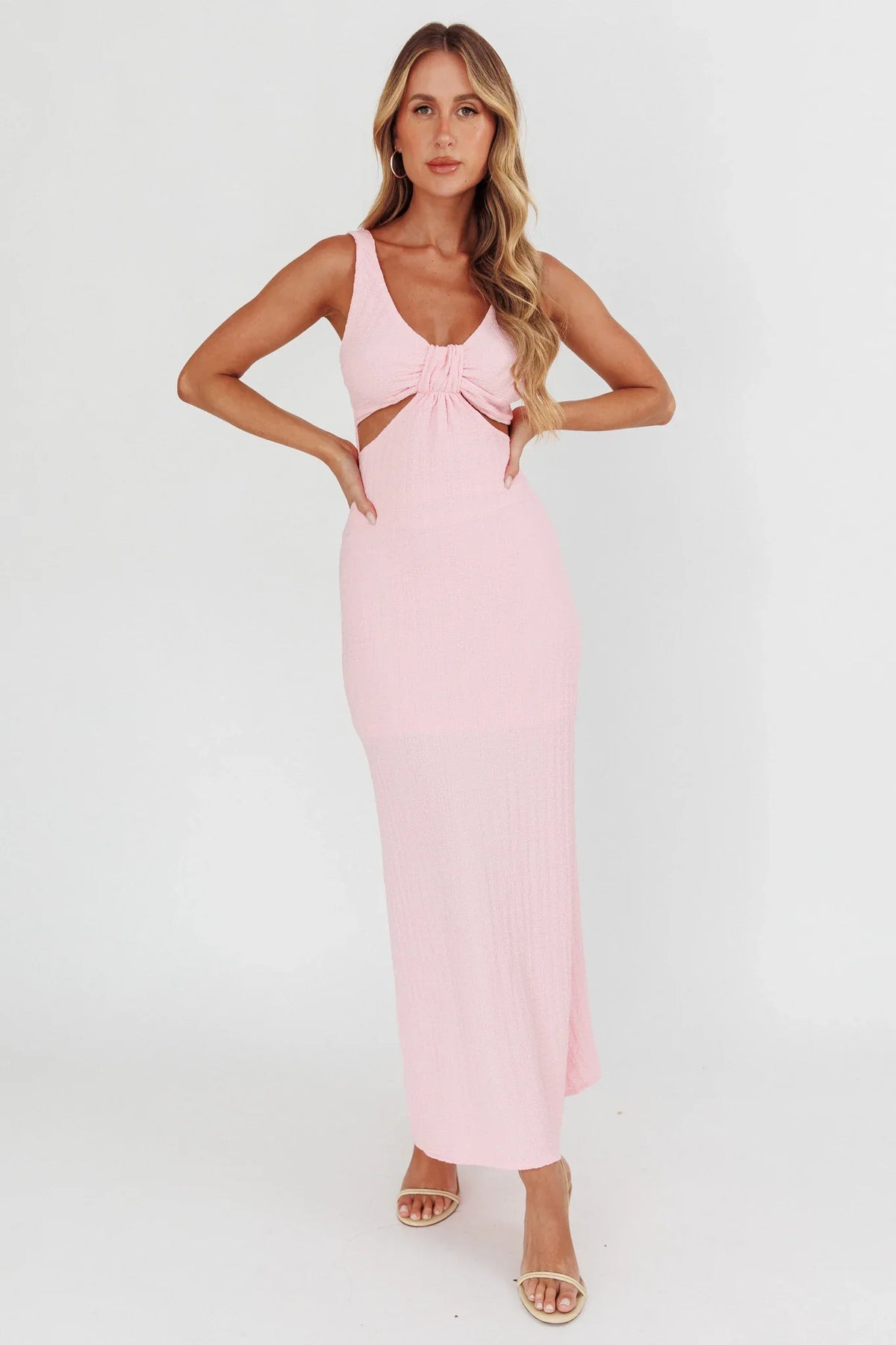 Vestido largo Kharissa texturizado con aberturas, rosa