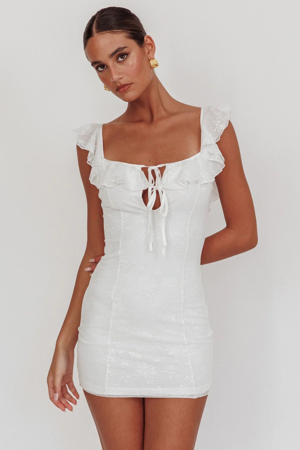 Minivestido Branco com Busto Franzido e Babados Doce Sábado