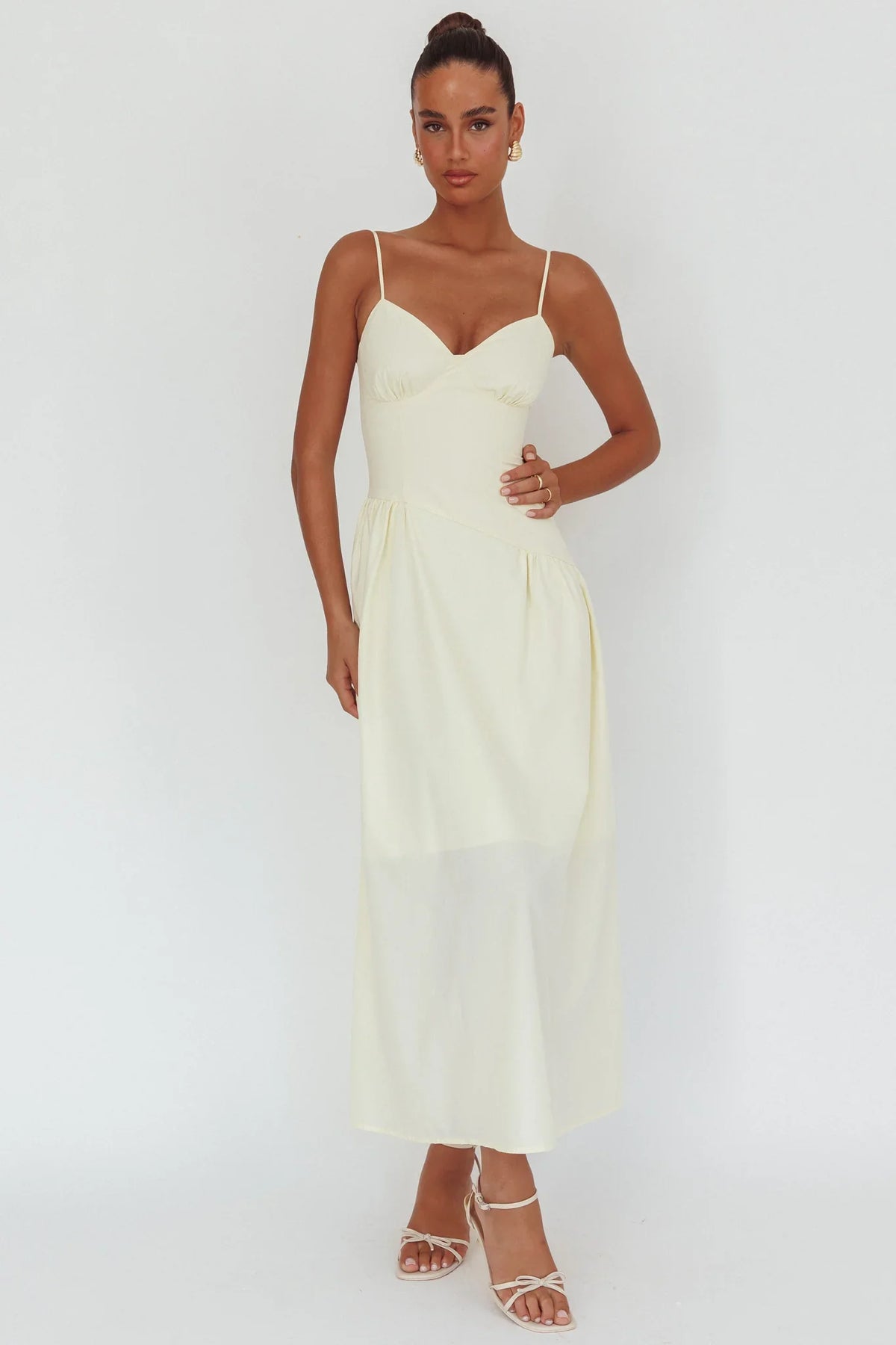 Maxivestido Honey Baby con cintura diagonal color mantequilla