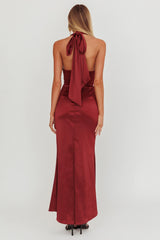 Vestido longo Italia Azure com pregas no corpete e decote halter vinho
