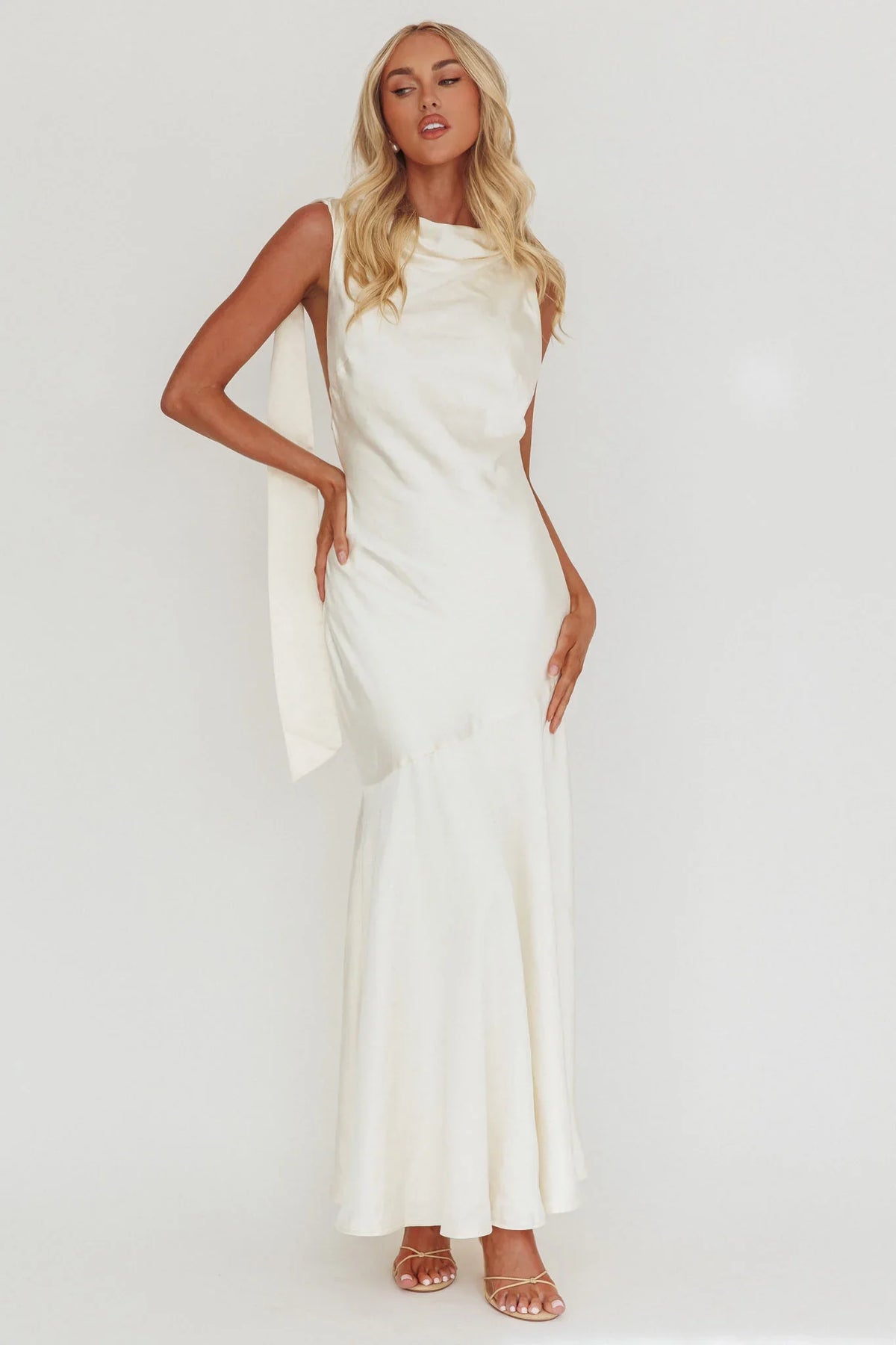 Vestido largo sin espalda con cuello desbocado Second Glances color crema