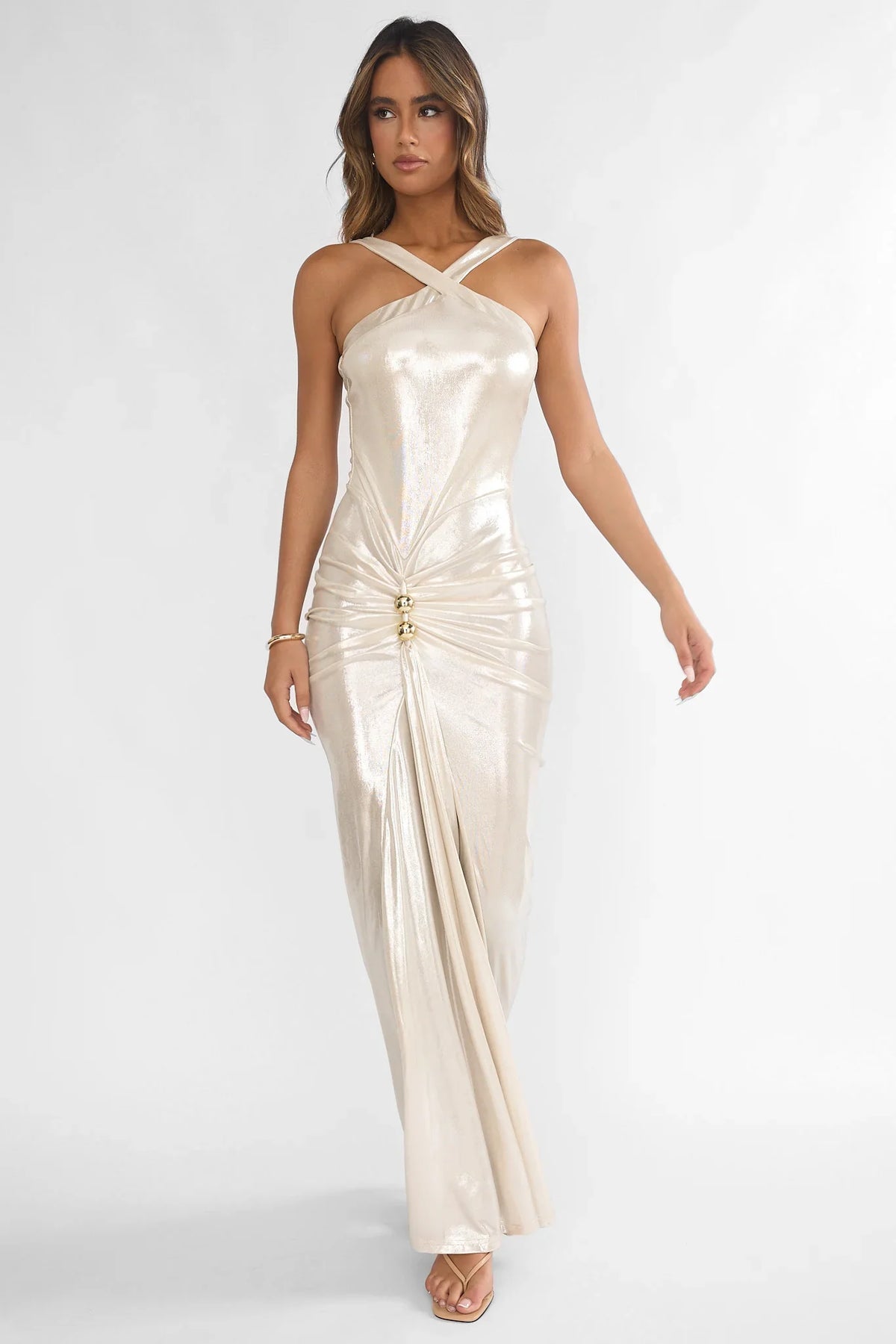Vestido maxi Delaina con cintura fruncida y detalles dorados Pearl