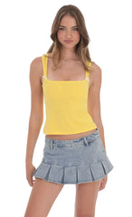 Top con doble lazo en amarillo