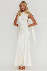 Vestido largo sin espalda con cuello desbocado Second Glances color crema