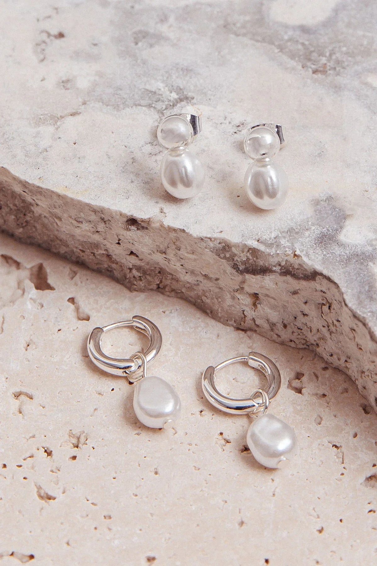 Set de pendientes Isadore de aro y botón plata clara/perla