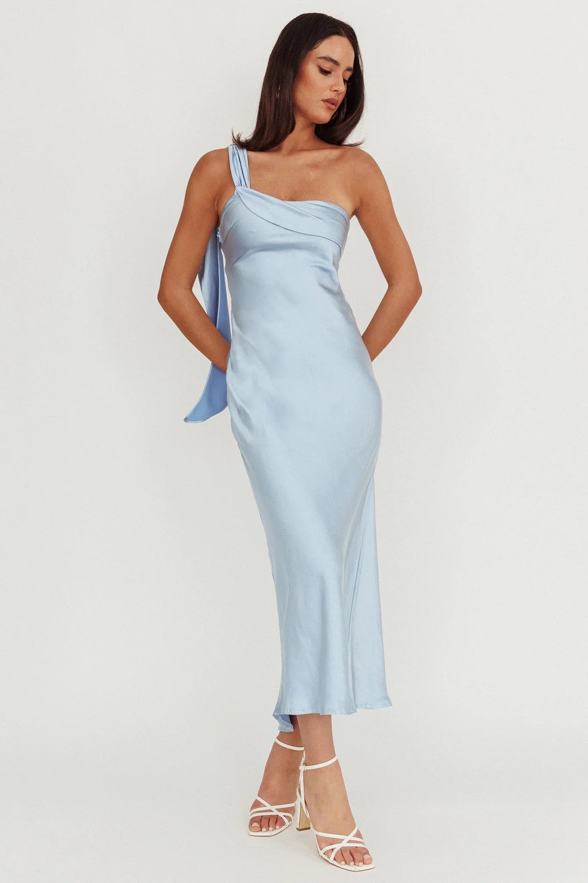 Vestido longo Carmel de um ombro só com faixa azul-claro