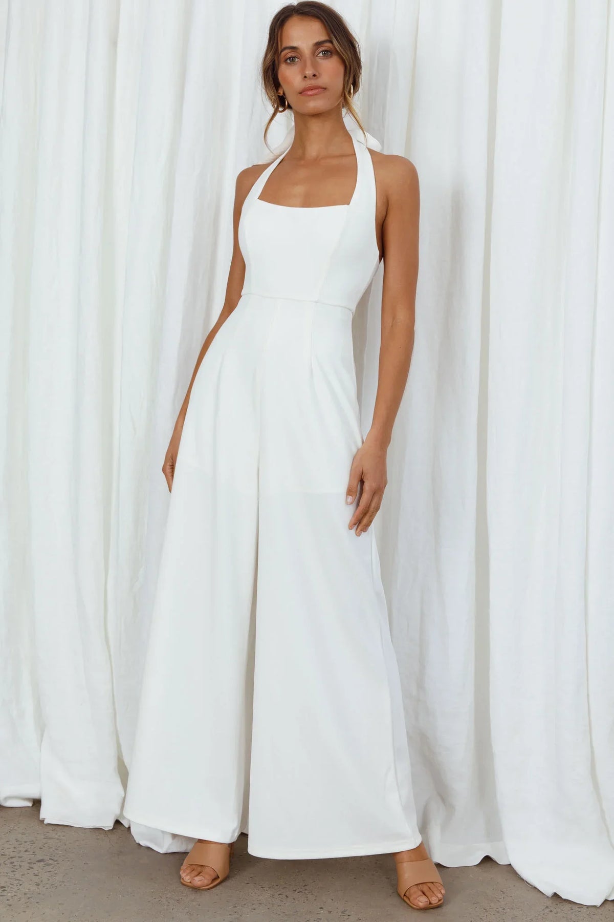 Recuerda este mono blanco de pernera ancha con cuello halter