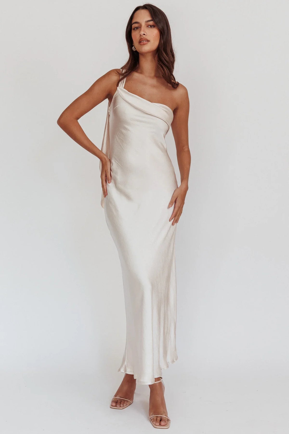 Vestido maxi Carmel asimétrico con lazo champán