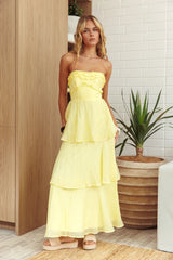 Vestido largo sin tirantes con volantes Top It Off Mantequilla