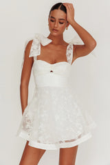 Vestido Curto Oliana com Recortes e Alças Atadas Branco