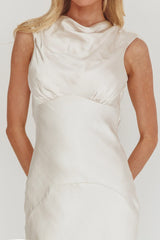 Vestido longo Cheers To You com decote degagê Oyster