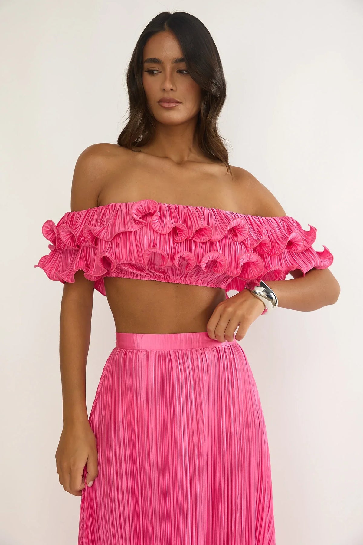Top corto Amaria con hombros descubiertos y borde de lechuga rosa intenso