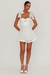 Vestido Curto Oliana com Recortes e Alças Atadas Branco