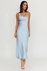 Vestido longo Carmel de um ombro só com faixa azul-claro