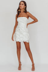 Vestido mini blanco sin tirantes Flora Day con adornos florales