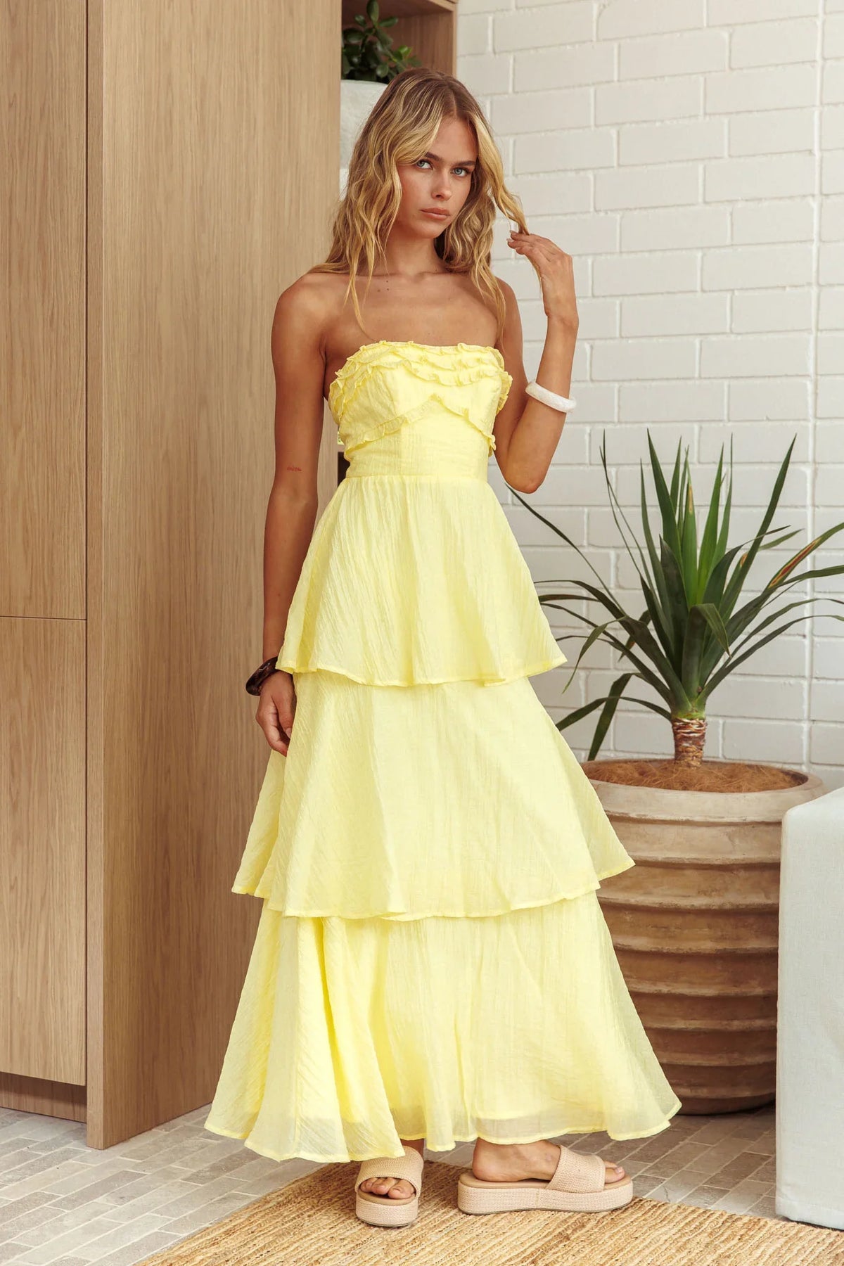 Vestido largo sin tirantes con volantes Top It Off Mantequilla