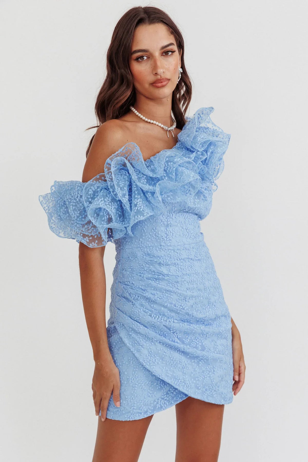 Minivestido Hollyn con un solo hombro y volantes azul bebé