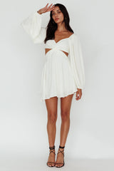 Vestido curto Miraya com torção e mangas bufantes branco