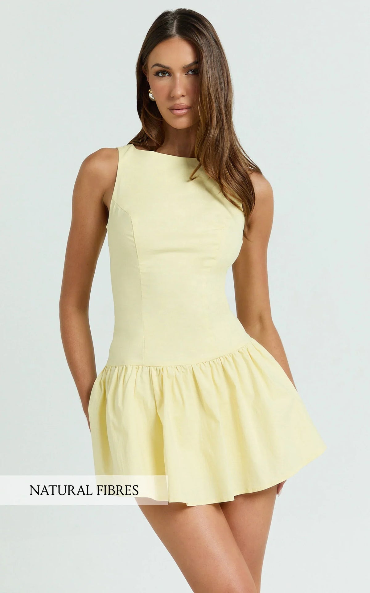 Minivestido Izira - Vestido holgado de cintura baja con escote barco en amarillo mantequilla