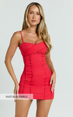 Vestido Gigi Mini de mezcla de lino - Vestido con escote corazón, espalda anudada y detalle festoneado en rojo