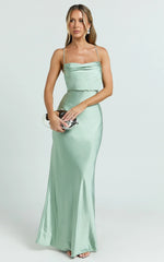 Vestido largo Hanna - Vestido de satén con cuello desbocado y espalda baja en verde salvia