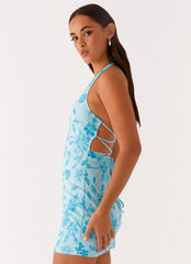 Minivestido azul con cuello halter y pedrería Mérida
