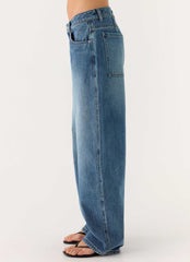 Calça Jeans Stevie de Cintura Baixa e Pernas com Modelagem Barrel - Azul Médio