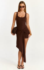 Minivestido Rosalie - Vestido cruzado ceñido al cuerpo con lazada delantera en chocolate