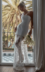 Vestido Maxi Alegra – Vestido em Renda com Saia e Peplum na Cor Marfim