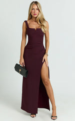 Vestido largo Thelma - Vestido entallado con cuello cuadrado en color vino