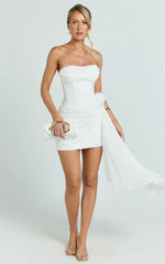 Minivestido Riley - Vestido tubo con corsé drapeado sin tirantes en blanco