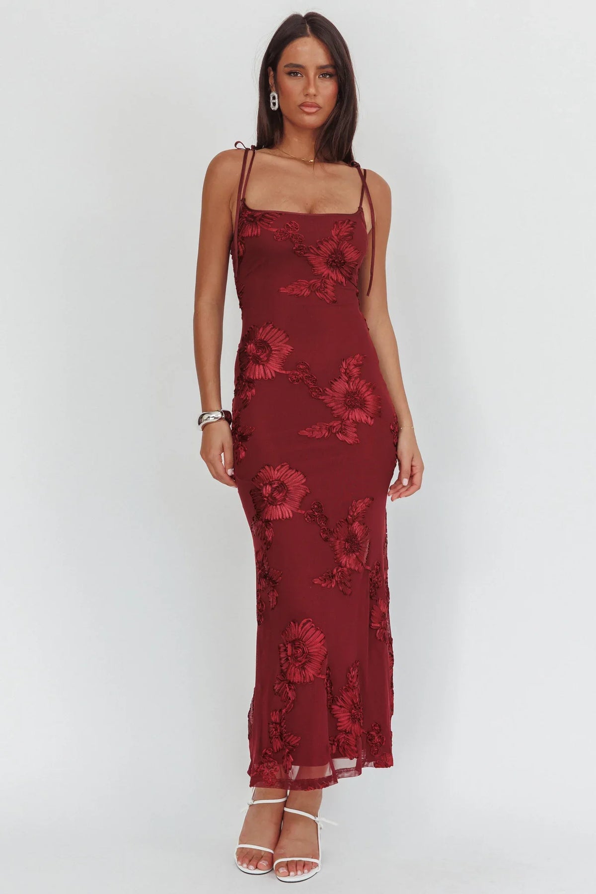 Vestido largo Kaela sin mangas con hombros anudados y detalles bordados en color vino
