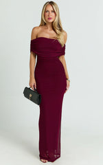 Caterina Maxi - Vestido de malla fruncido con hombros descubiertos en color vino