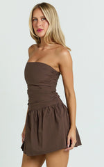 Minivestido Donatella – Vestido Tomara que Caia com Cintura Baixa na Cor Chocolate