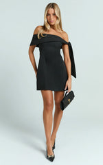 Minivestido Cecilia - Vestido con detalle de lazo y hombros descubiertos en negro