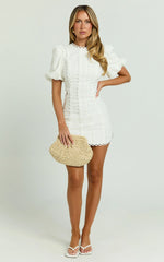 Vestido Laila Mini de Linho - Vestido Reto Gola Alta com Recorte Lateral e Manga Bufante em Off-White