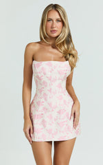 Minivestido Reece - Vestido de Brocado Rosa con Cuerpo Entallado sin Tirantes y Falda Tulipán